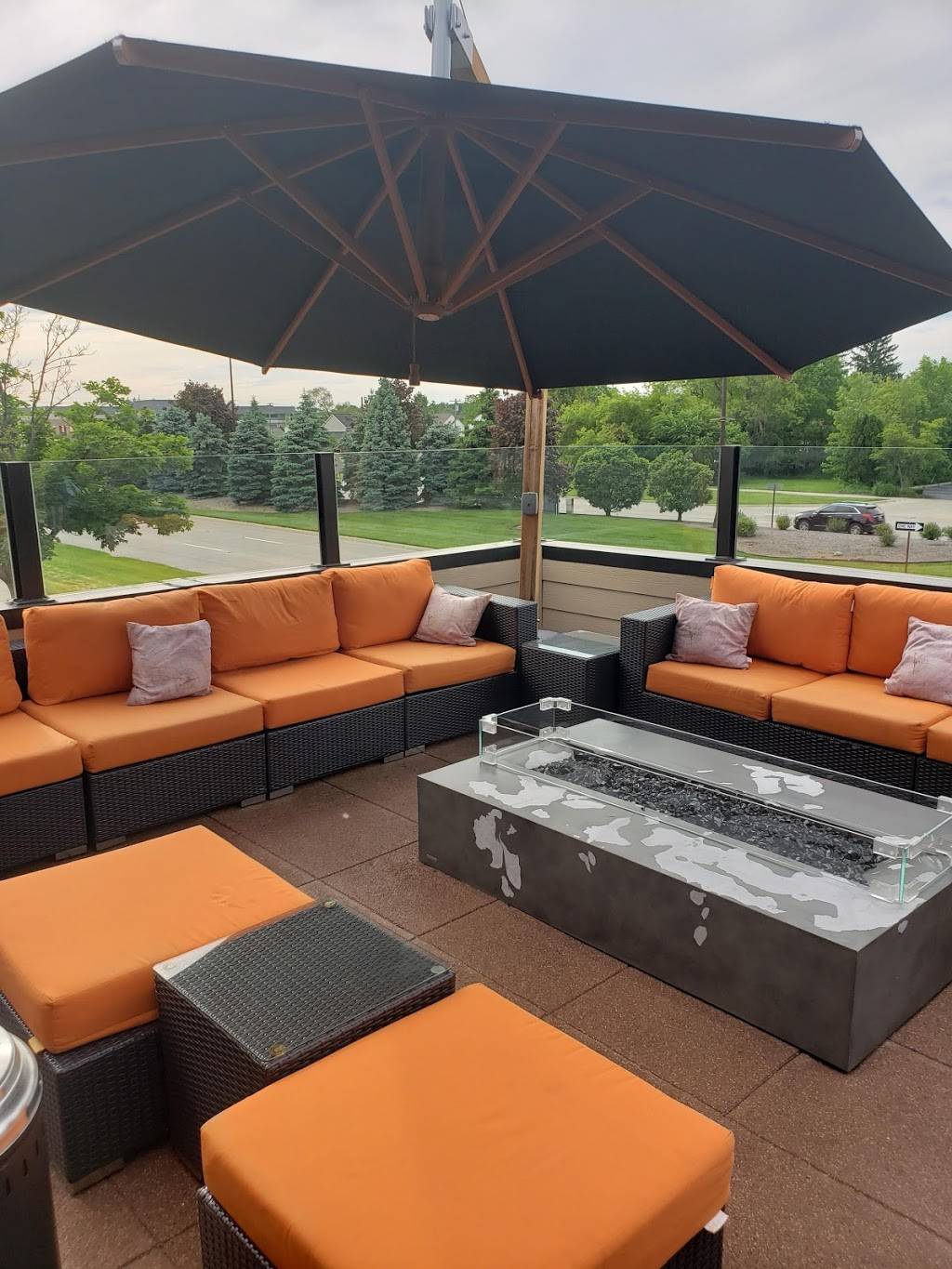 Sedona Taphouse | restaurant | 198 E Big Beaver Rd, Troy, MI 48083, USA | 2484226167 OR +1 248-422-6167