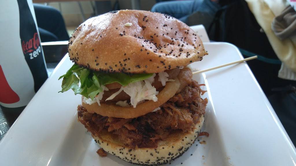 St-Hubert Express | restaurant | 3200 Boulevard Fréchette, Chambly, QC J3L 6Z6, Canada | 5143855555 OR +1 514-385-5555