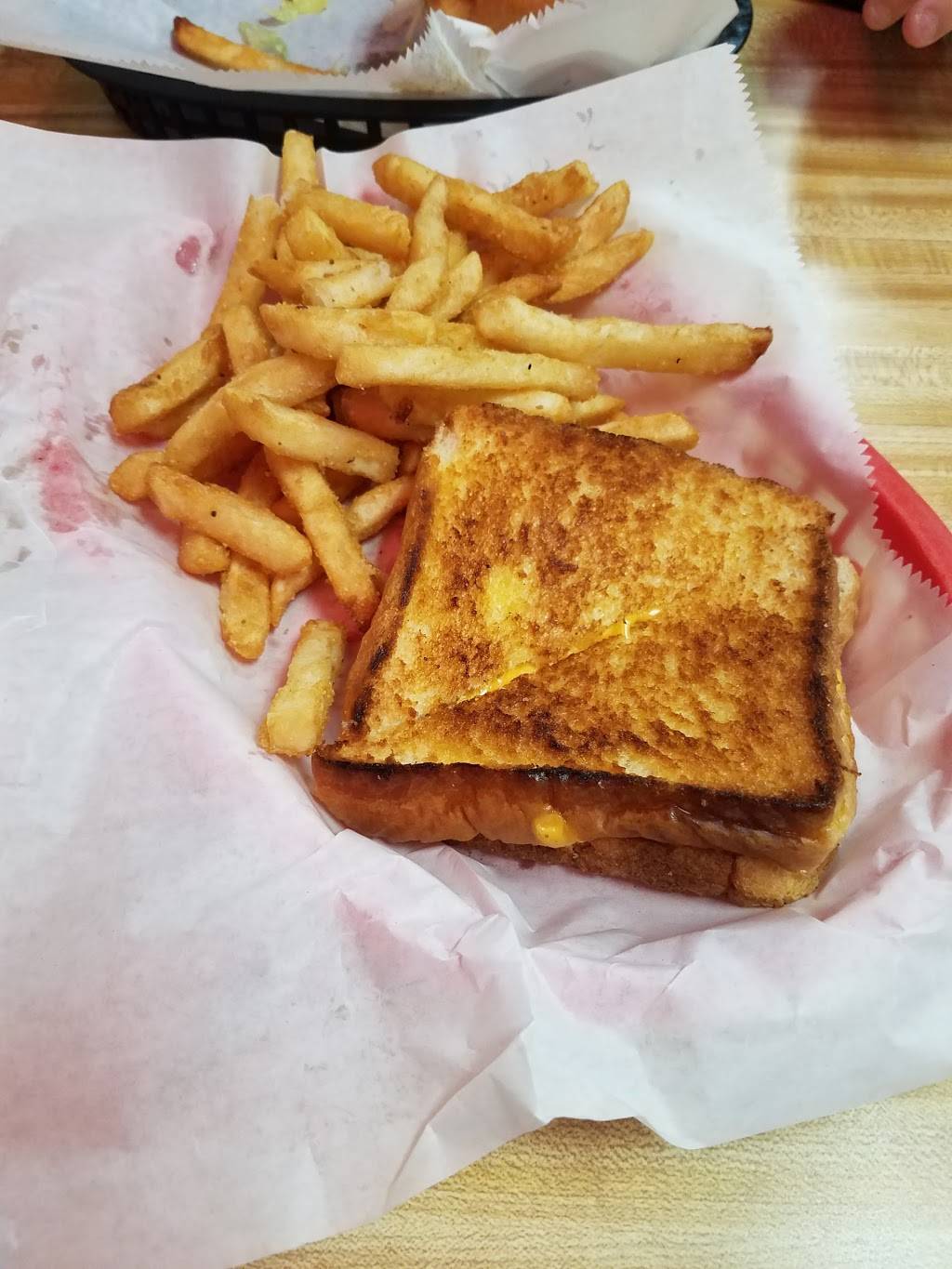 Arnolds Famous Homemade Hamburgers | restaurant | 184 Civic Center Blvd, Anderson, SC 29625, USA | 8642262173 OR +1 864-226-2173