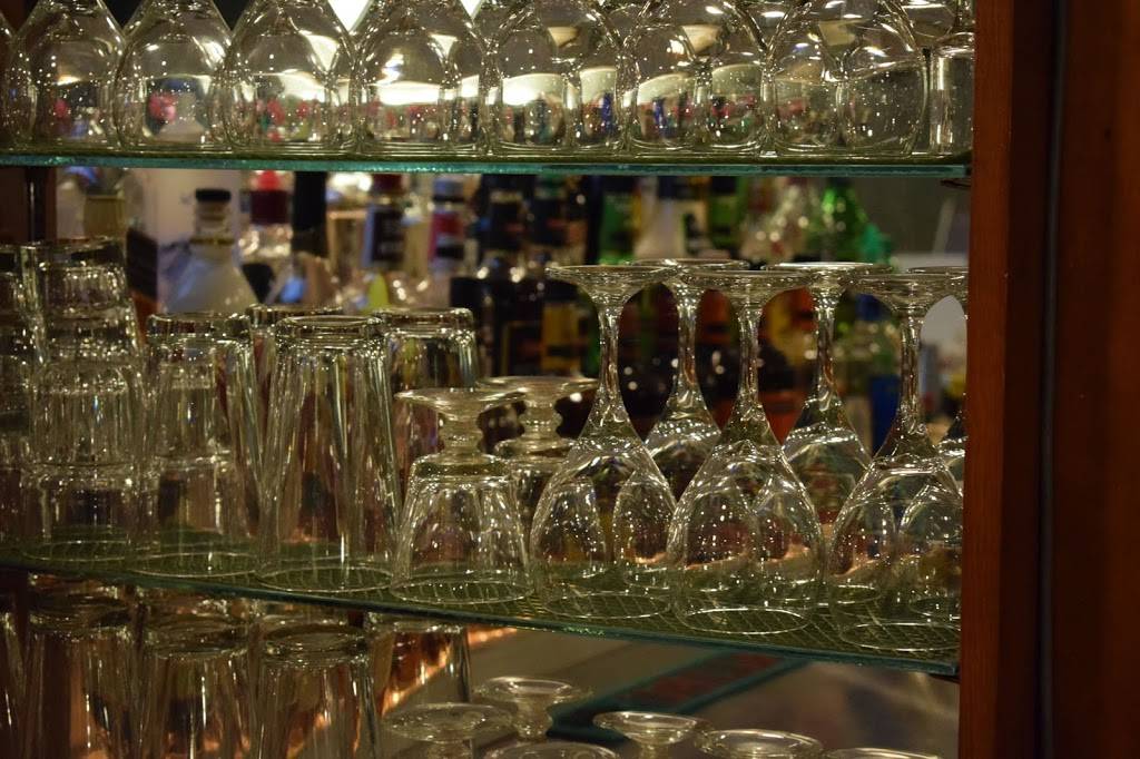 Spaulding Club | restaurant | 405 E 4th St, Alton, IL 62002, USA | 6184656913 OR +1 618-465-6913