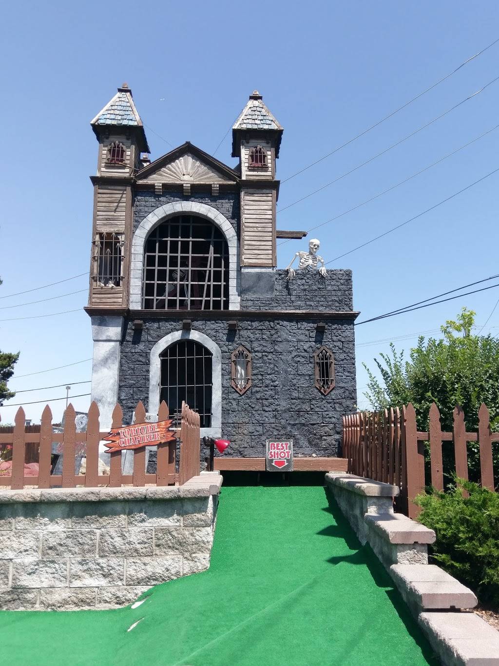 Haunted Trails Family Entertainment Center (Burbank) | restaurant | 7759 S Harlem Ave, Burbank, IL 60459, USA | 7085988580 OR +1 708-598-8580