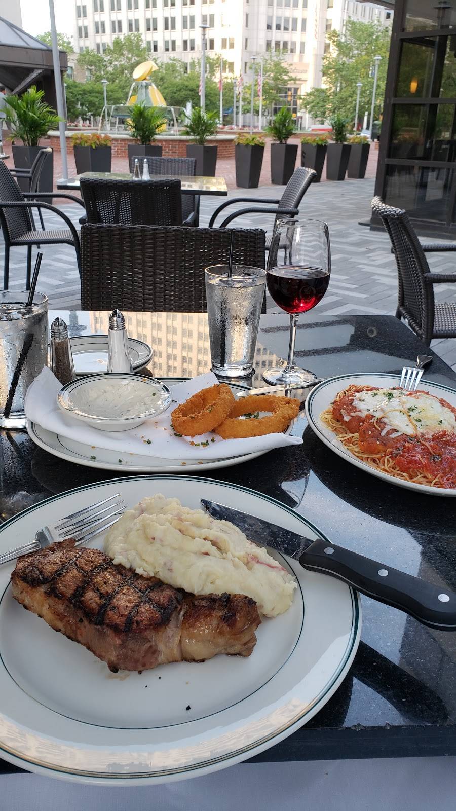 Daily Grill | restaurant | 1 Bethesda Metro Center, Bethesda, MD 20814, USA | 3016566100 OR +1 301-656-6100