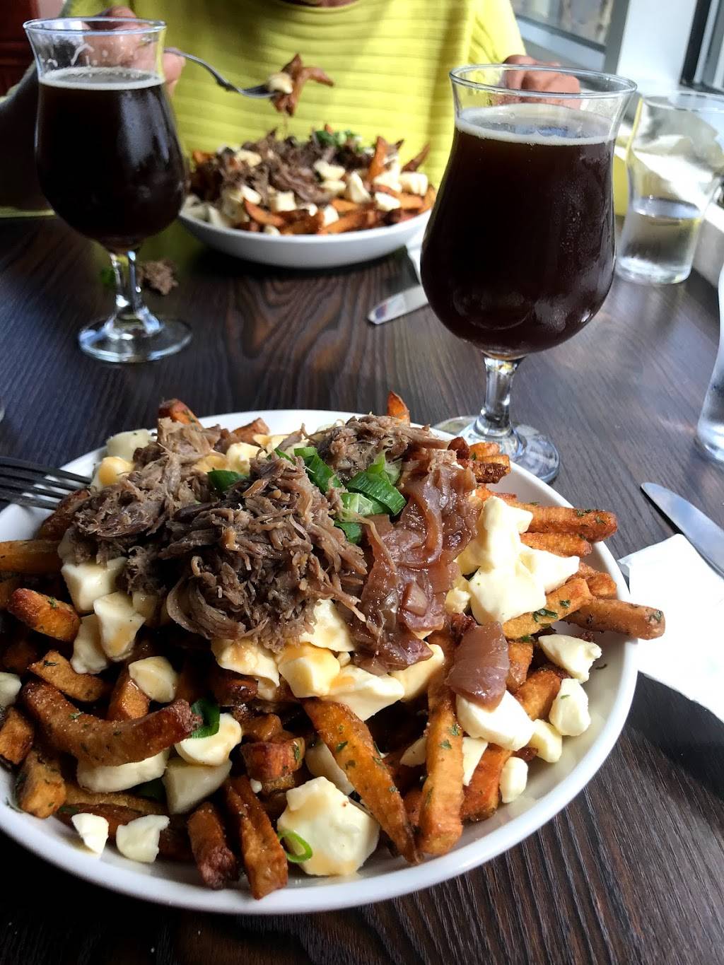 La Croisée des chemins | restaurant | 3701 Boulevard Fréchette, Chambly, QC J3L 0M8, Canada | 4505933336 OR +1 450-593-3336