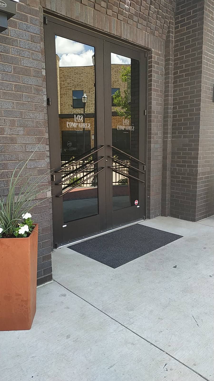 Los Compadres Cantina | restaurant | 320 S Oak St, Roanoke, TX 76262, USA | 6822377867 OR +1 682-237-7867