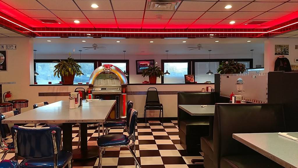 Misty Moonlight Diner | restaurant | 565 Dalton Ave, Pittsfield, MA 01201, USA | 4134992483 OR +1 413-499-2483
