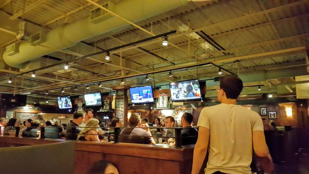 Bar Louie - Naperville | night club | 22 E Chicago Ave, Naperville, IL 60540, USA | 6309831600 OR +1 630-983-1600