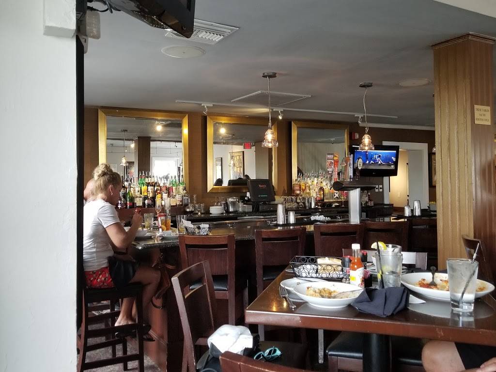 Harrys Seafood, Bar & Grille | restaurant | 46 Avenida Menendez, St. Augustine, FL 32084, USA | 9048247765 OR +1 904-824-7765