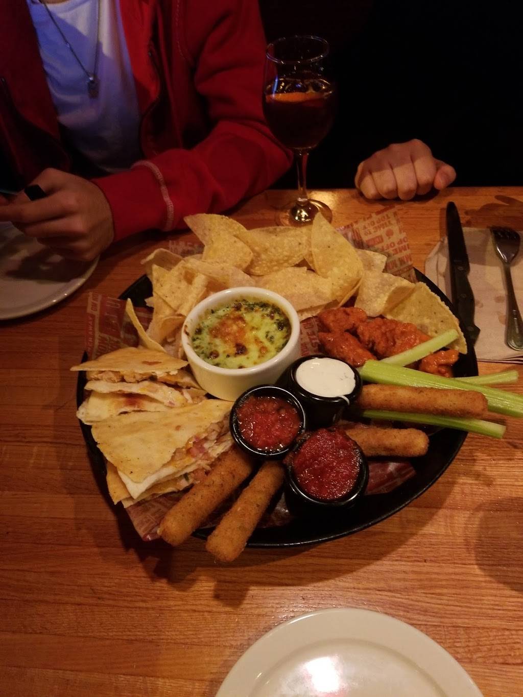 Applebees Grill + Bar | restaurant | 2720 Veterans Road West, Staten Island, NY 10309, USA | 7189431200 OR +1 718-943-1200