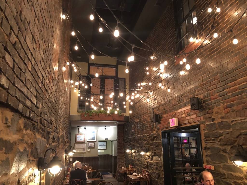 Chadwicks Restaurant | restaurant | 203 Strand St, Alexandria, VA 22314, USA | 7038364442 OR +1 703-836-4442