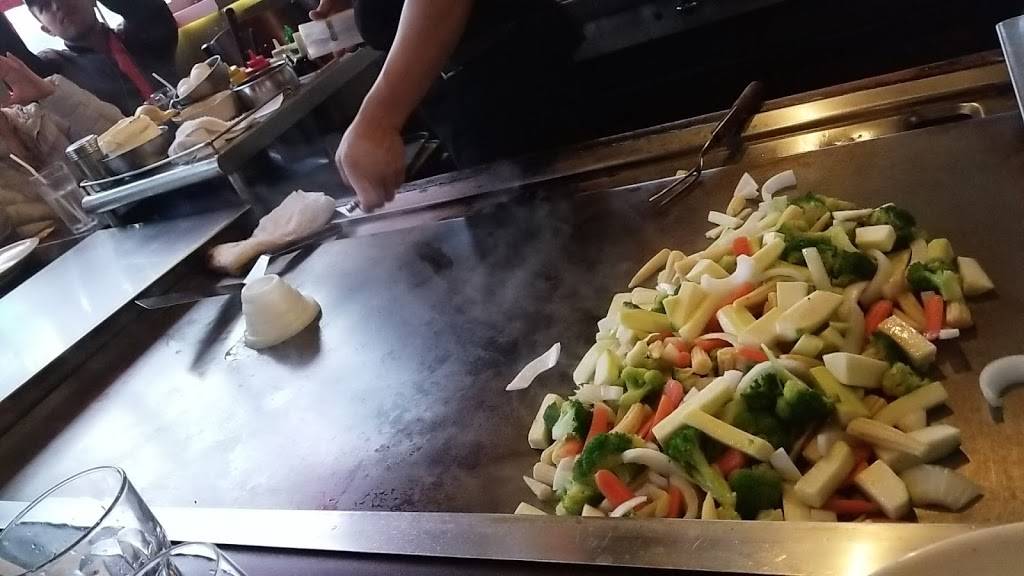 Momo Hibachi Steak House & Bar | restaurant | 1901 Emmons Ave, Brooklyn, NY 11235, USA | 7187698010 OR +1 718-769-8010