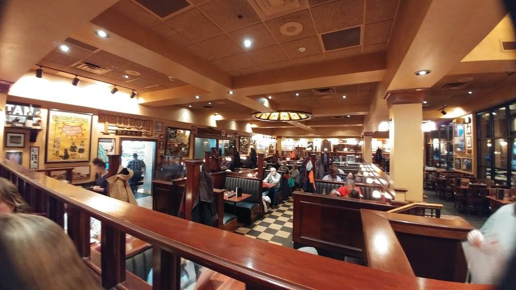 Houlihans | restaurant | 321 Rice Lake Square, Wheaton, IL 60187, USA | 6306905550 OR +1 630-690-5550