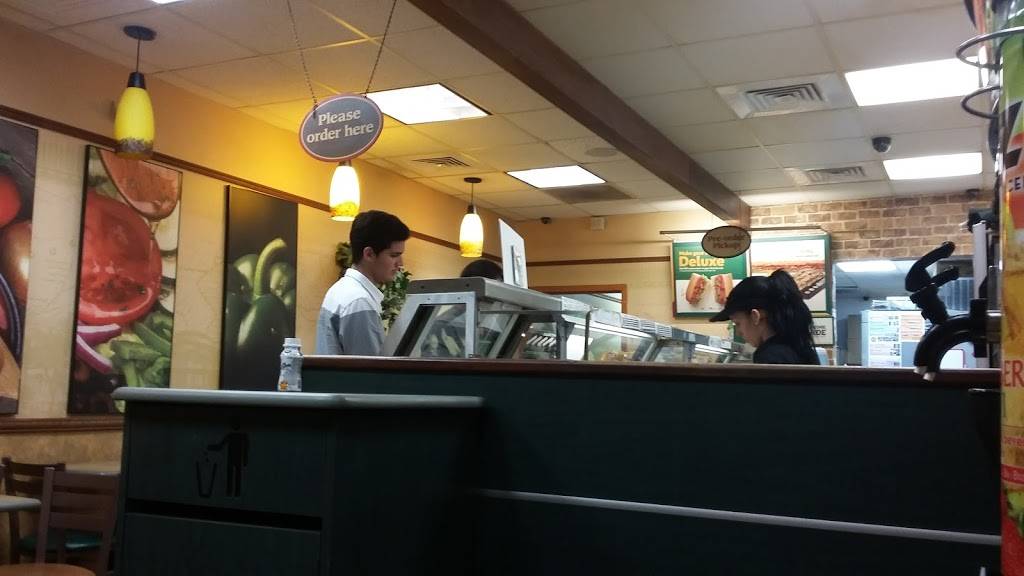 Subway Restaurants | restaurant | 6105 W Hollywood Blvd, Hollywood, FL 33024, USA | 9549661117 OR +1 954-966-1117
