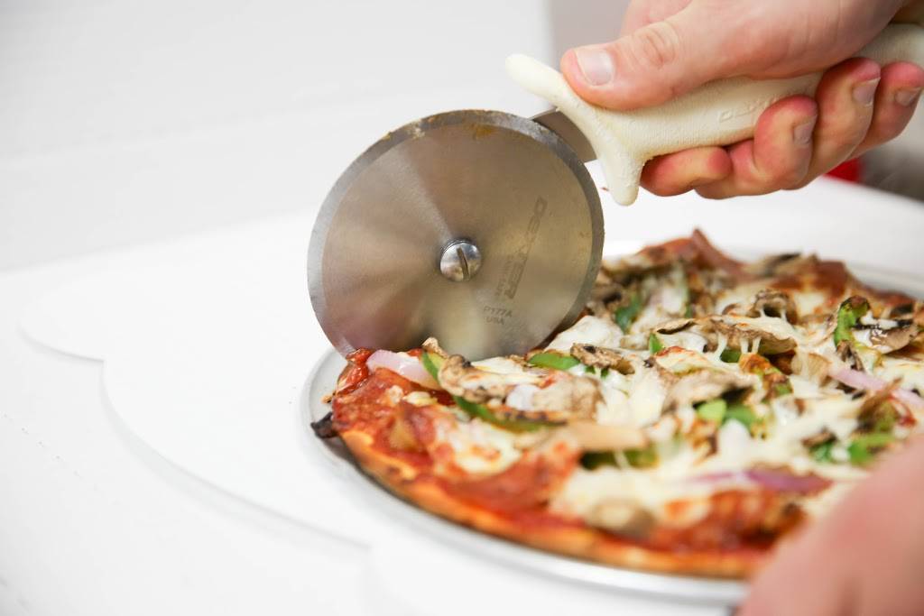 Carbones Pizzeria Bar & Grill | meal delivery | 2155 Commerce Blvd, Mound, MN 55364, USA | 9524951600 OR +1 952-495-1600