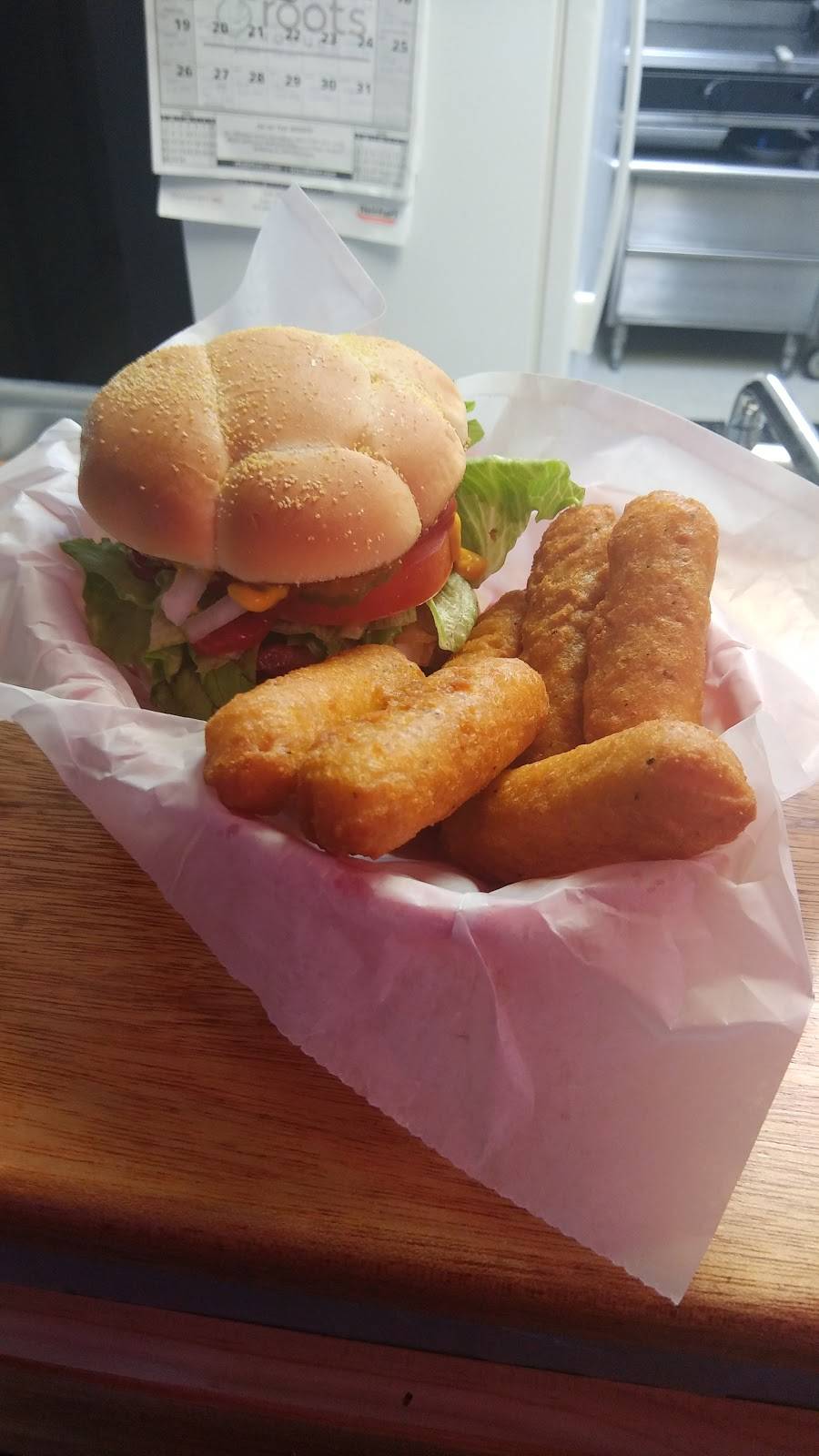 Foxys Chill and Grill | restaurant | 347 E Main St, Central City, IA 52214, USA | 3194383333 OR +1 319-438-3333