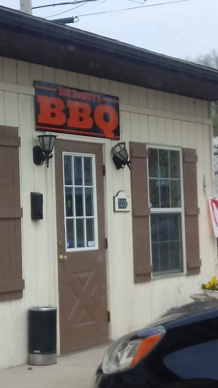 Big Daddys BBQ | restaurant | 300 S Wood River Ave, East Alton, IL 62024, USA | 6185317148 OR +1 618-531-7148