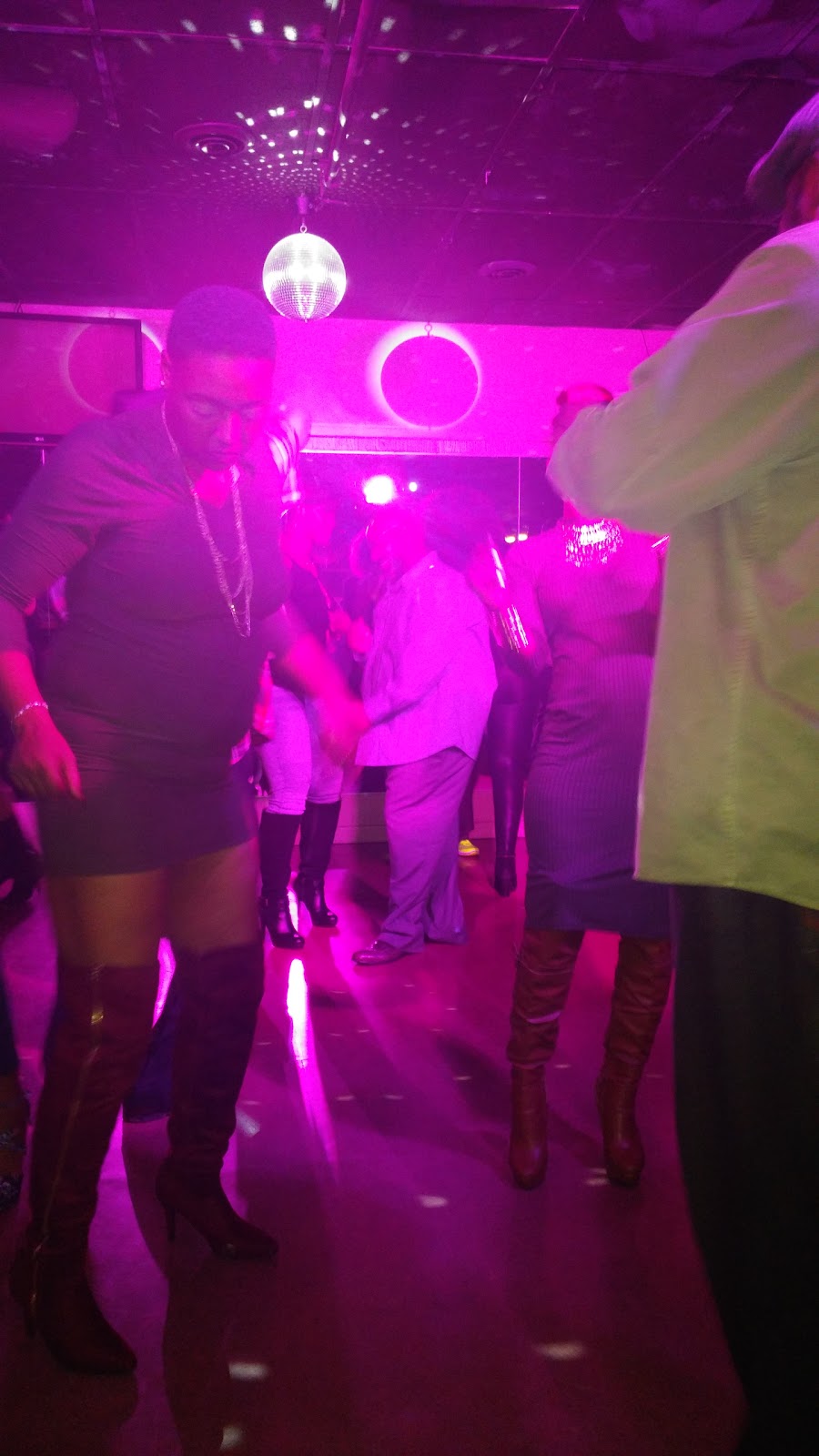 The Epicurean Lounge | restaurant | 7502 Troost Ave #2055, Kansas City, MO 64131, USA | 8163334541 OR +1 816-333-4541