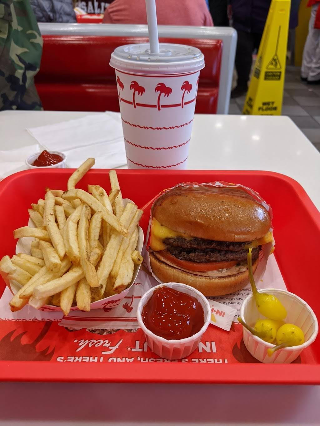 CaliBurger | restaurant | 1101 First St NE, Washington, DC 20002, USA | 2024950550 OR +1 202-495-0550