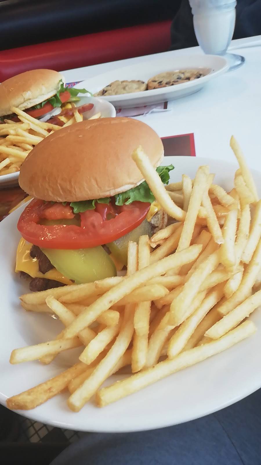 Steak n Shake | restaurant | 1825 Barrington Rd, Hoffman Estates, IL 60169, USA | 8475194435 OR +1 847-519-4435