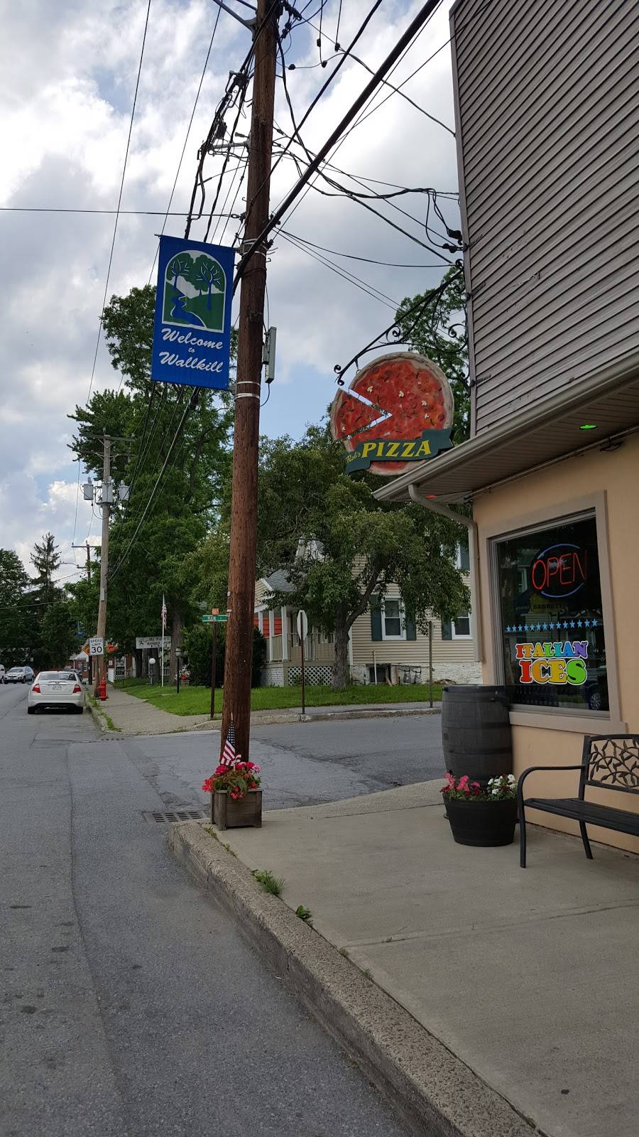 Robs Pizza | restaurant | 26 Wallkill Ave, Wallkill, NY 12589, USA | 8458952000 OR +1 845-895-2000