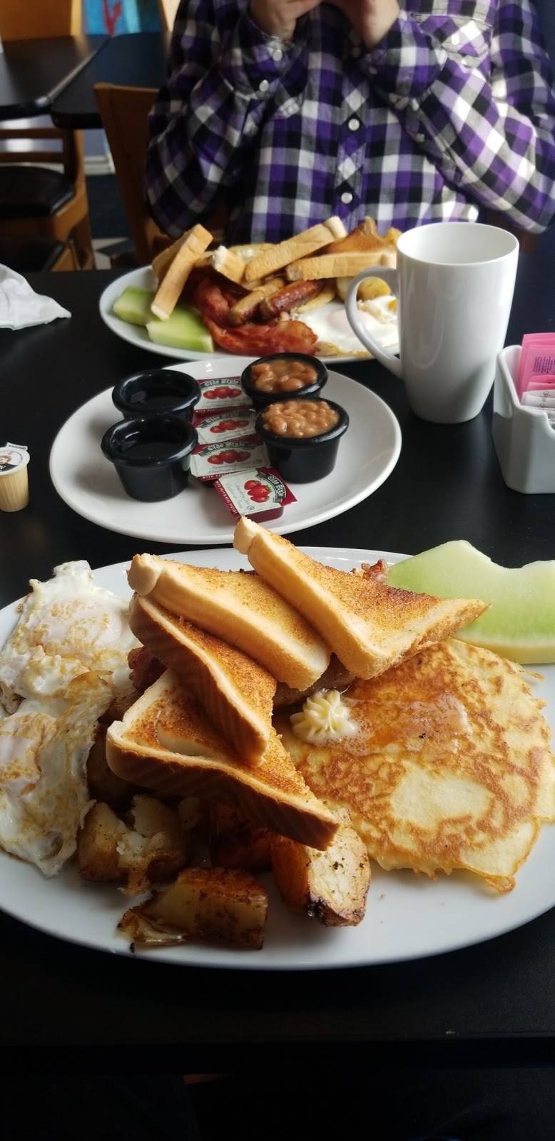 Antonias Bistro | restaurant | 28 Doxsee Ave S, Campbellford, ON K0L 1L0, Canada | 7056320505 OR +1 705-632-0505