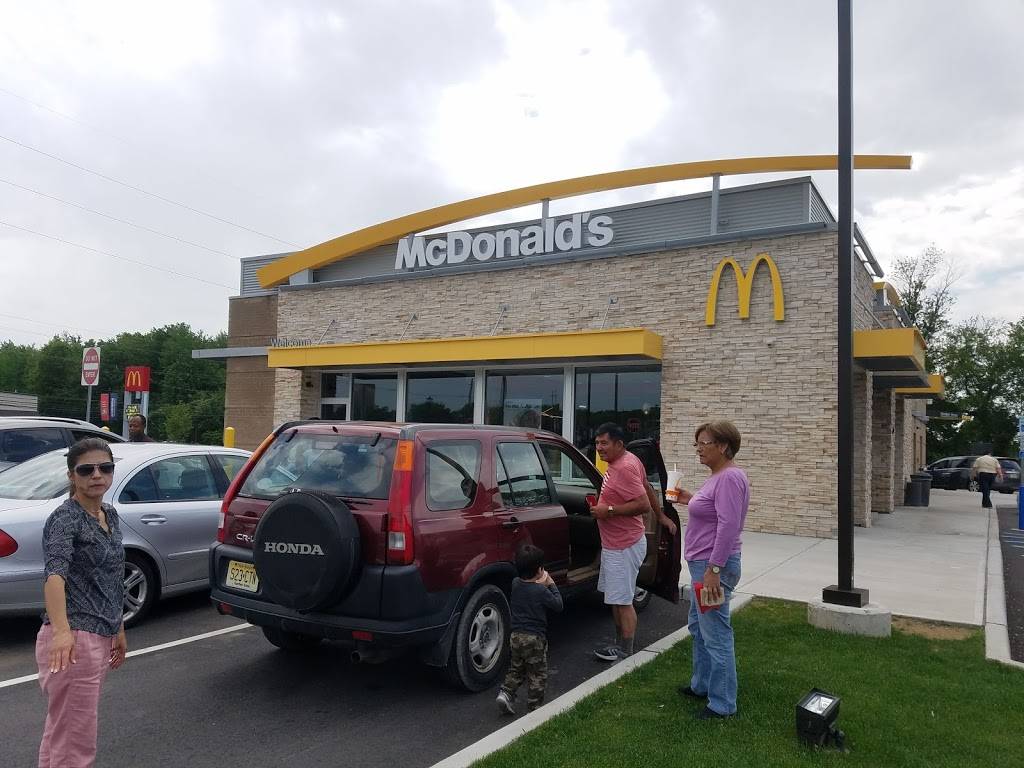 McDonalds | cafe | 1 Gateway Boulevard, Monroe Township, NJ 08831, USA | 9082622692 OR +1 908-262-2692