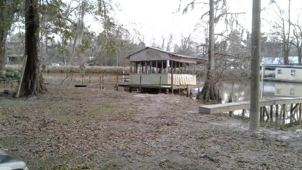 Reds Restaurant and Bar | restaurant | 21110 LA-22, Maurepas, LA 70449, USA | 2256953485 OR +1 225-695-3485