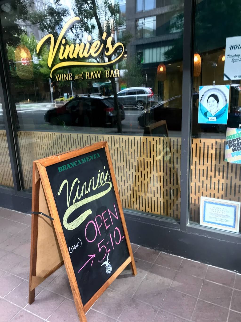 Vinnies Raw Bar | restaurant | 2505 2nd Ave #103, Seattle, WA 98121, USA | 2064207043 OR +1 206-420-7043