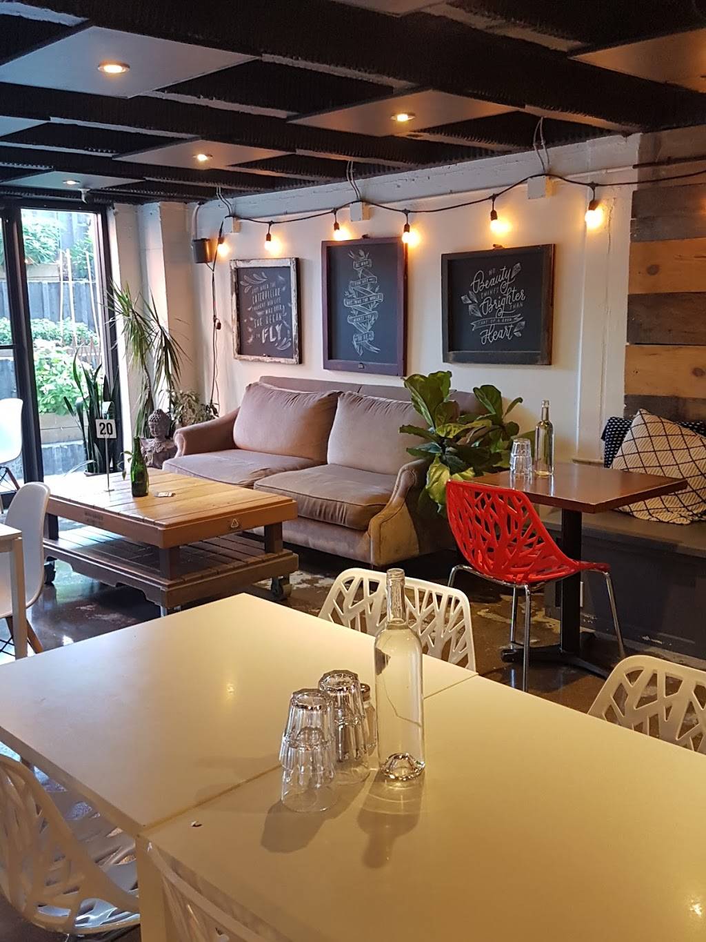 Carrots N Dates | restaurant | 2090 Wyandotte St E, Windsor, ON N8Y 5B2, Canada | 5199625115 OR +1 519-962-5115