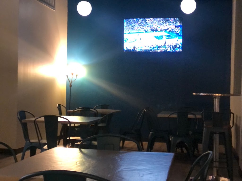 Waves Bar & Kitchen | restaurant | 828 E Long St, Columbus, OH 43203, USA | 6143354111 OR +1 614-335-4111