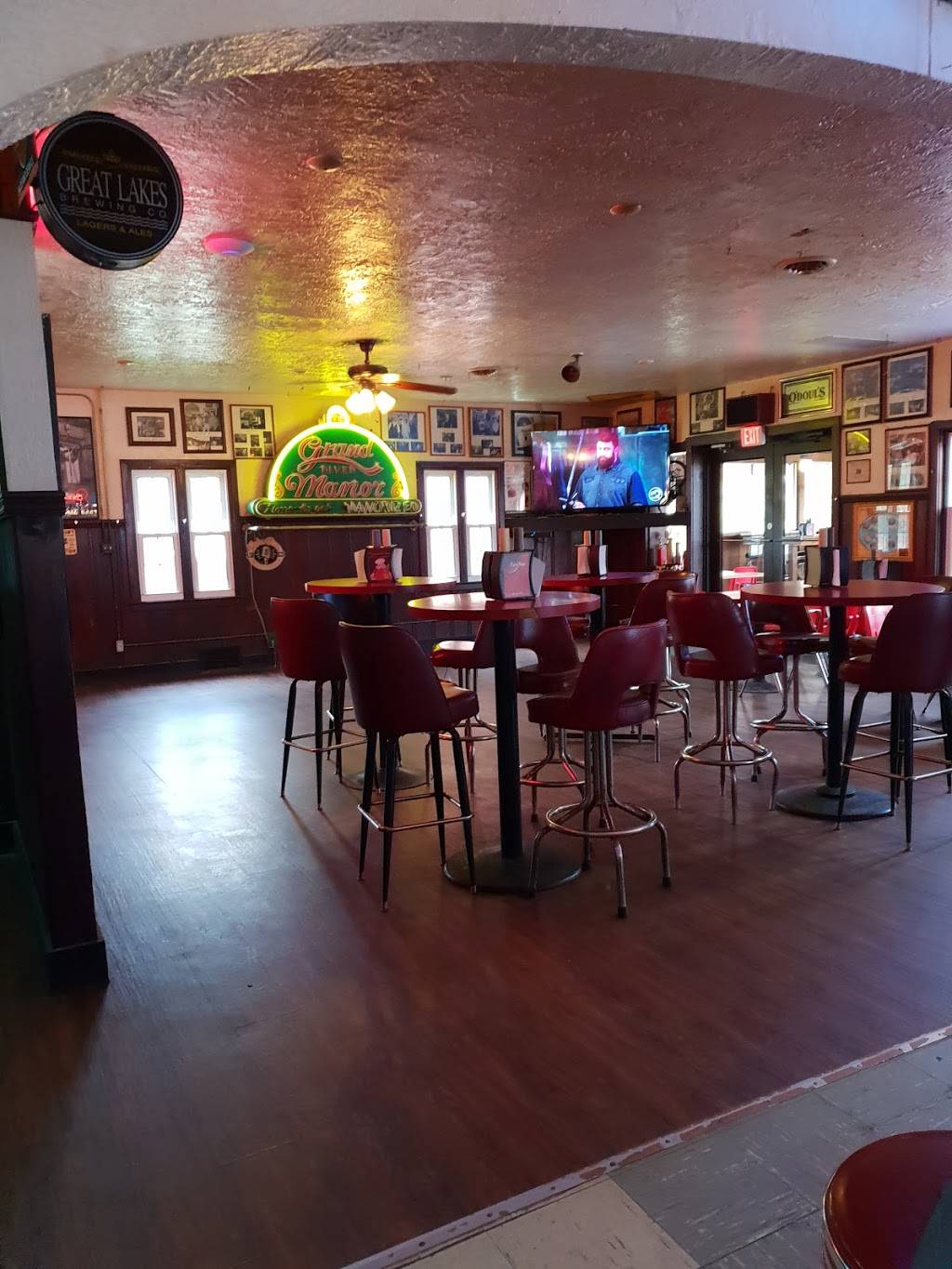 The Grand River Manor | restaurant | 1153 Mechanicsville Rd, Geneva, OH 44041, USA | 4404669229 OR +1 440-466-9229