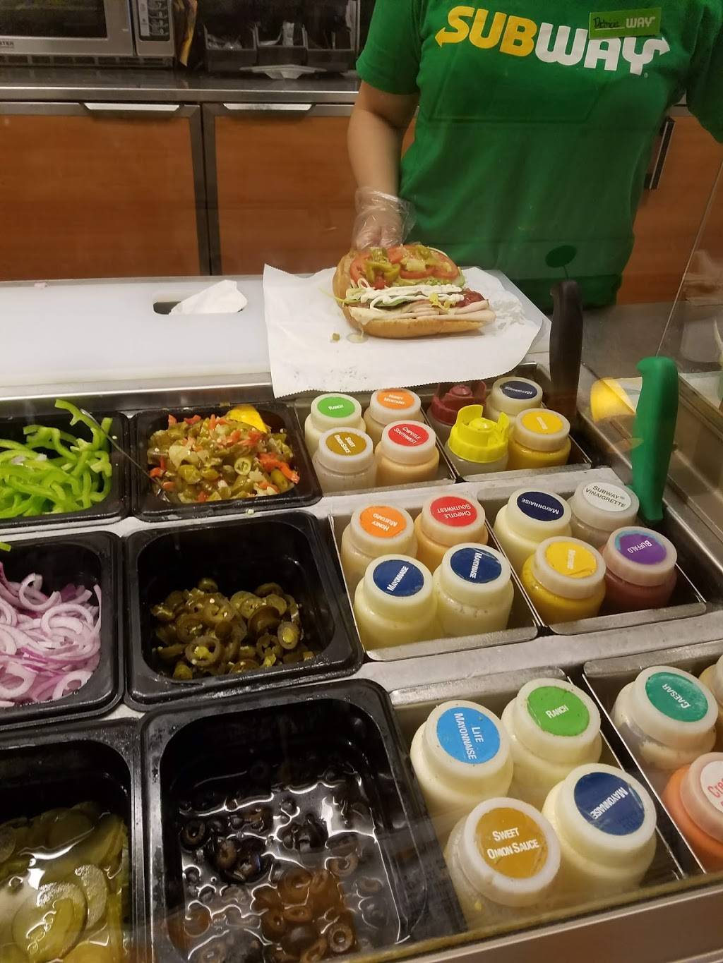 Subway Restaurants | restaurant | 333 W North Ave, Chicago, IL 60610, USA | 3129440661 OR +1 312-944-0661