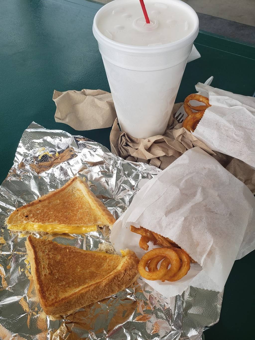 Famous Js | restaurant | 1458, 623 N Market St, Mt Carmel, IL 62863, USA | 6184502179 OR +1 618-450-2179