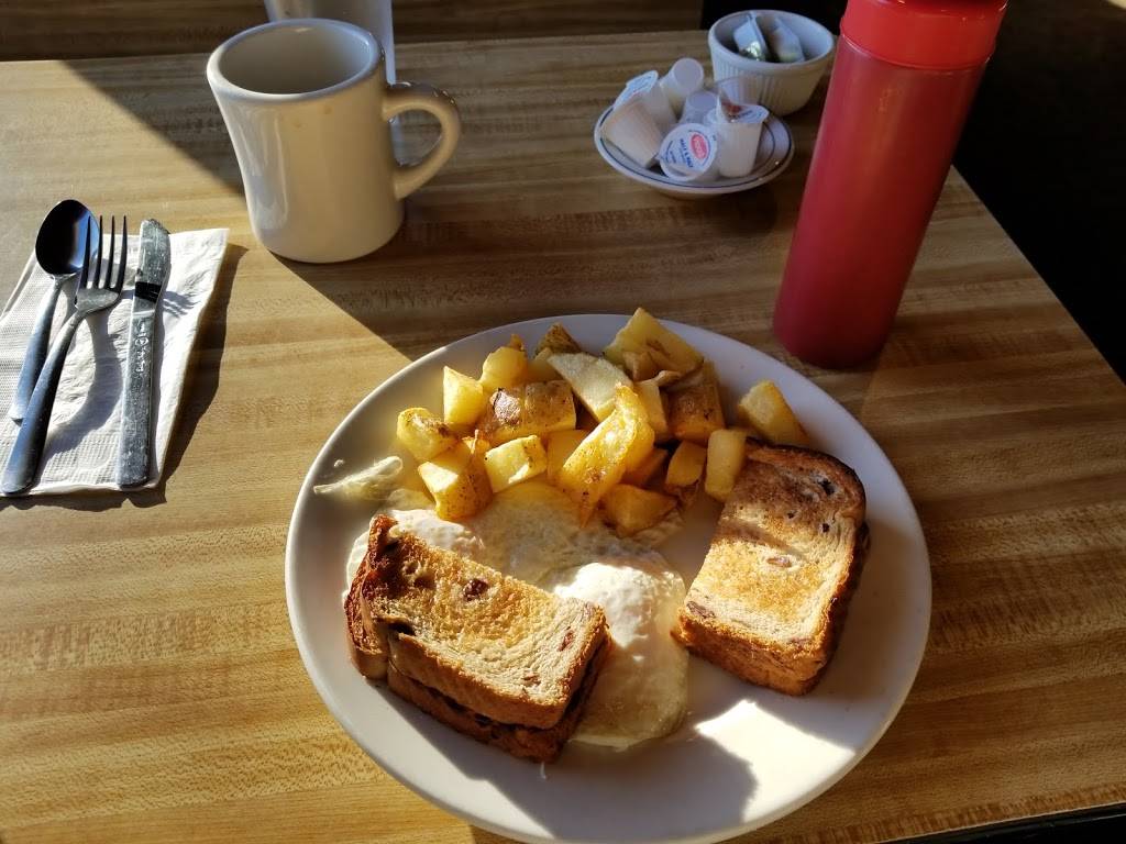 Rollies Bar and Grill | restaurant | 37 Main St, Belfast, ME 04915, USA | 2073384502 OR +1 207-338-4502