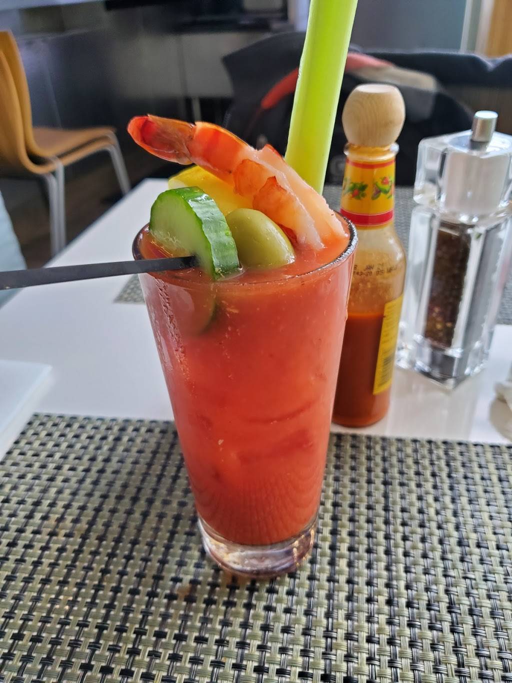 Legal Seafood | restaurant | Logan Airport Terminal B, Boston, MA 02128, USA | 8575743888 OR +1 857-574-3888