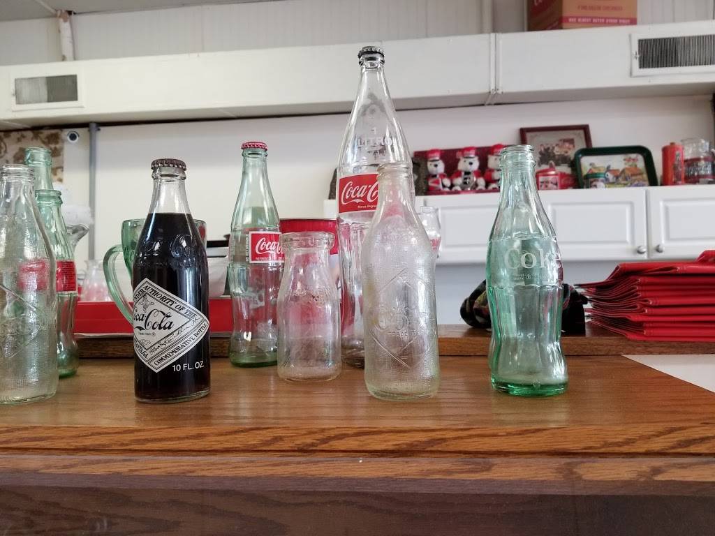 Docs Soda Fountain | restaurant | 133 S 2nd St, Girard, IL 62640, USA | 2176273491 OR +1 217-627-3491