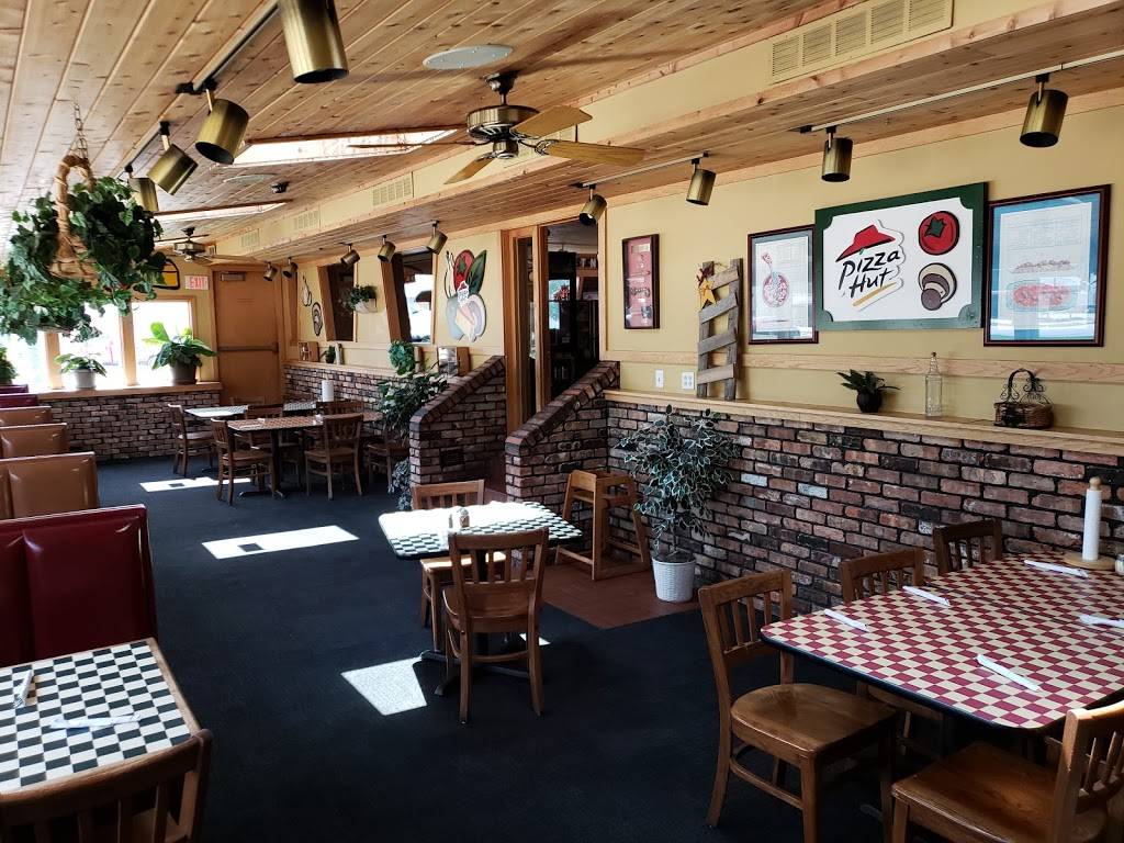 Pizza Hut | meal takeaway | 1640 1st St W, Independence, IA 50644, USA | 3193342515 OR +1 319-334-2515