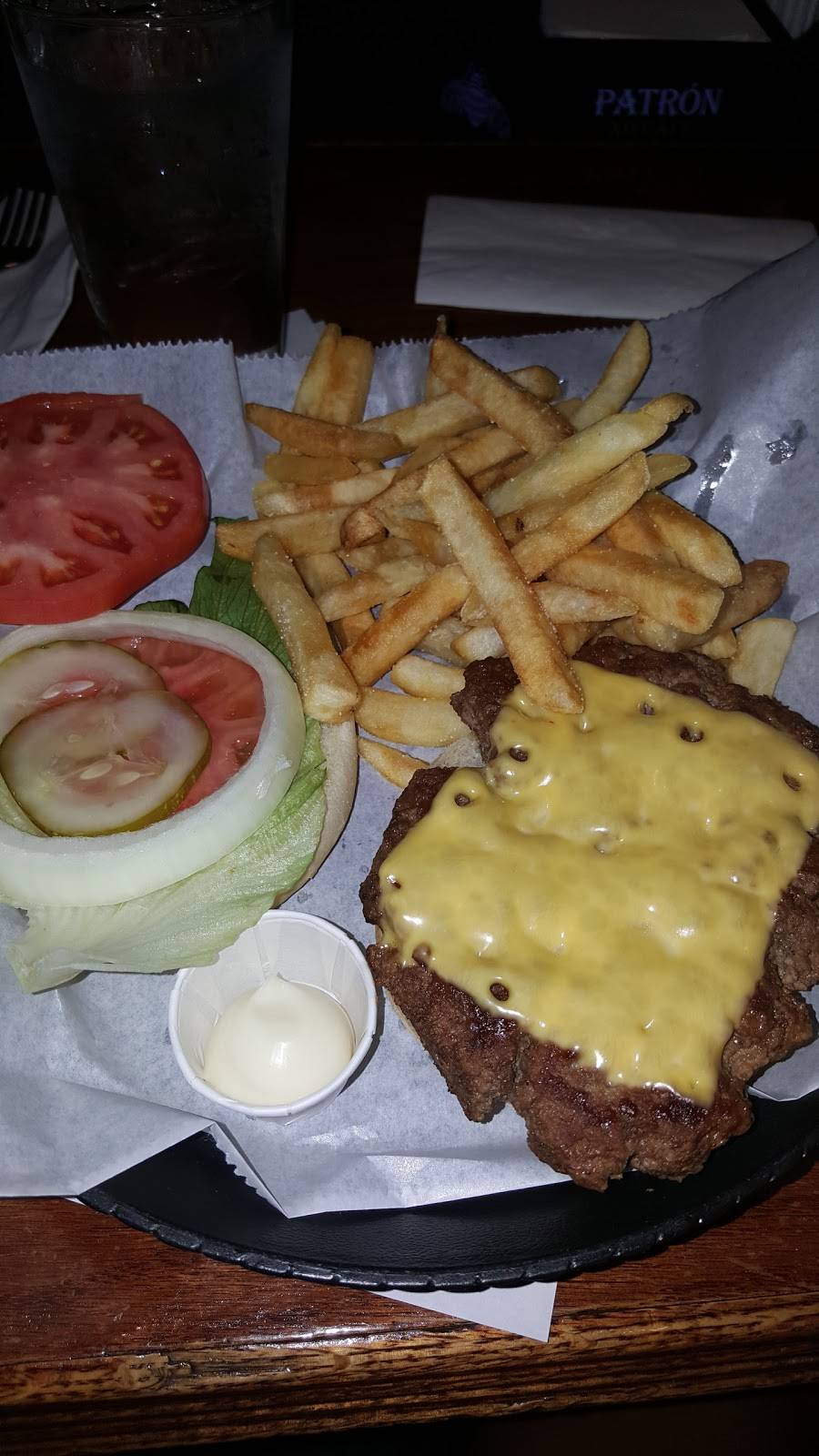 Ducketts | restaurant | 325 W Walton Blvd, Pontiac, MI 48340, USA | 2483346222 OR +1 248-334-6222