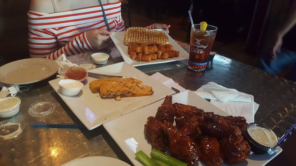 Momos Sports Bar | restaurant | 1917, 350 Union Ave, Holbrook, NY 11741, USA | 6316489669 OR +1 631-648-9669