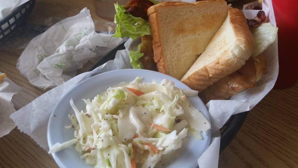 Smokin B | restaurant | 502 E Poplar St, Beecher City, IL 62414, USA | 6184875155 OR +1 618-487-5155