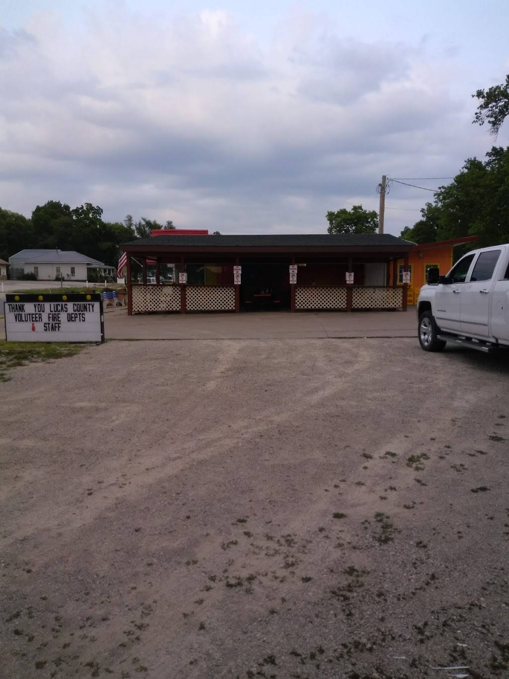 Chux | restaurant | 1600 Court Ave, Chariton, IA 50049, USA | 6417743443 OR +1 641-774-3443