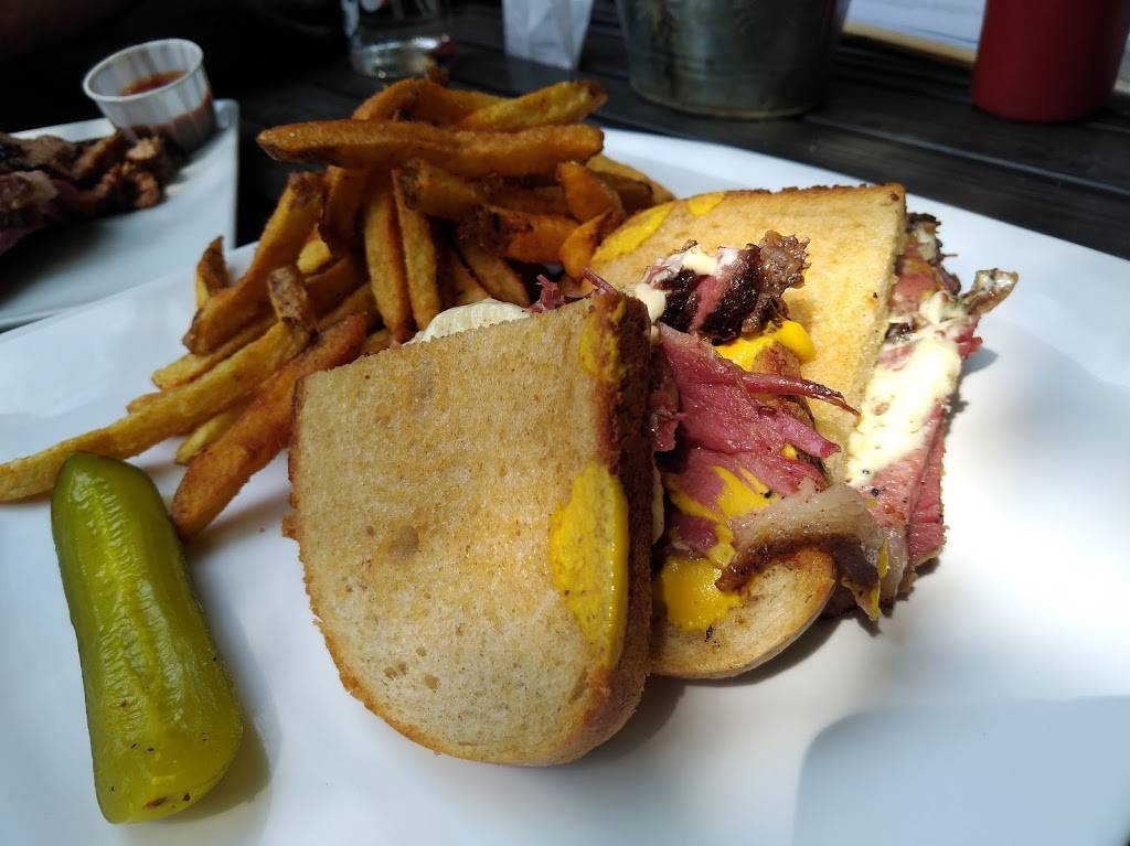 Greenwood Smokehouse BBQ | restaurant | 673 Danforth Ave, Toronto, ON M4J 1L3, Canada | 4164692270 OR +1 416-469-2270