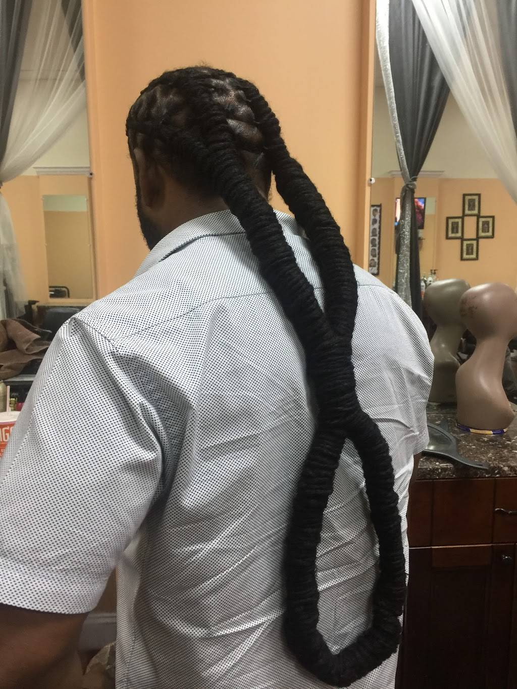 Deluxe Barber & Beauty Salon | restaurant | 1251 E Fowler Ave e, Tampa, FL 33612, USA | 8139712900 OR +1 813-971-2900