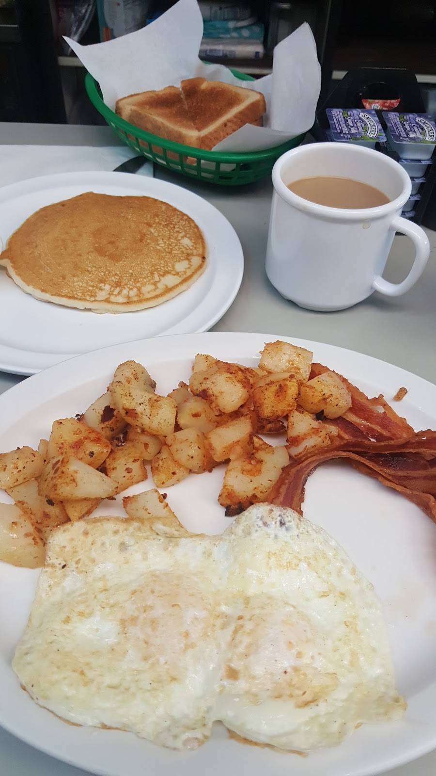 Hamilton Luncheonette | restaurant | 606 Hamilton St, Somerset, NJ 08873, USA | 7322149035 OR +1 732-214-9035