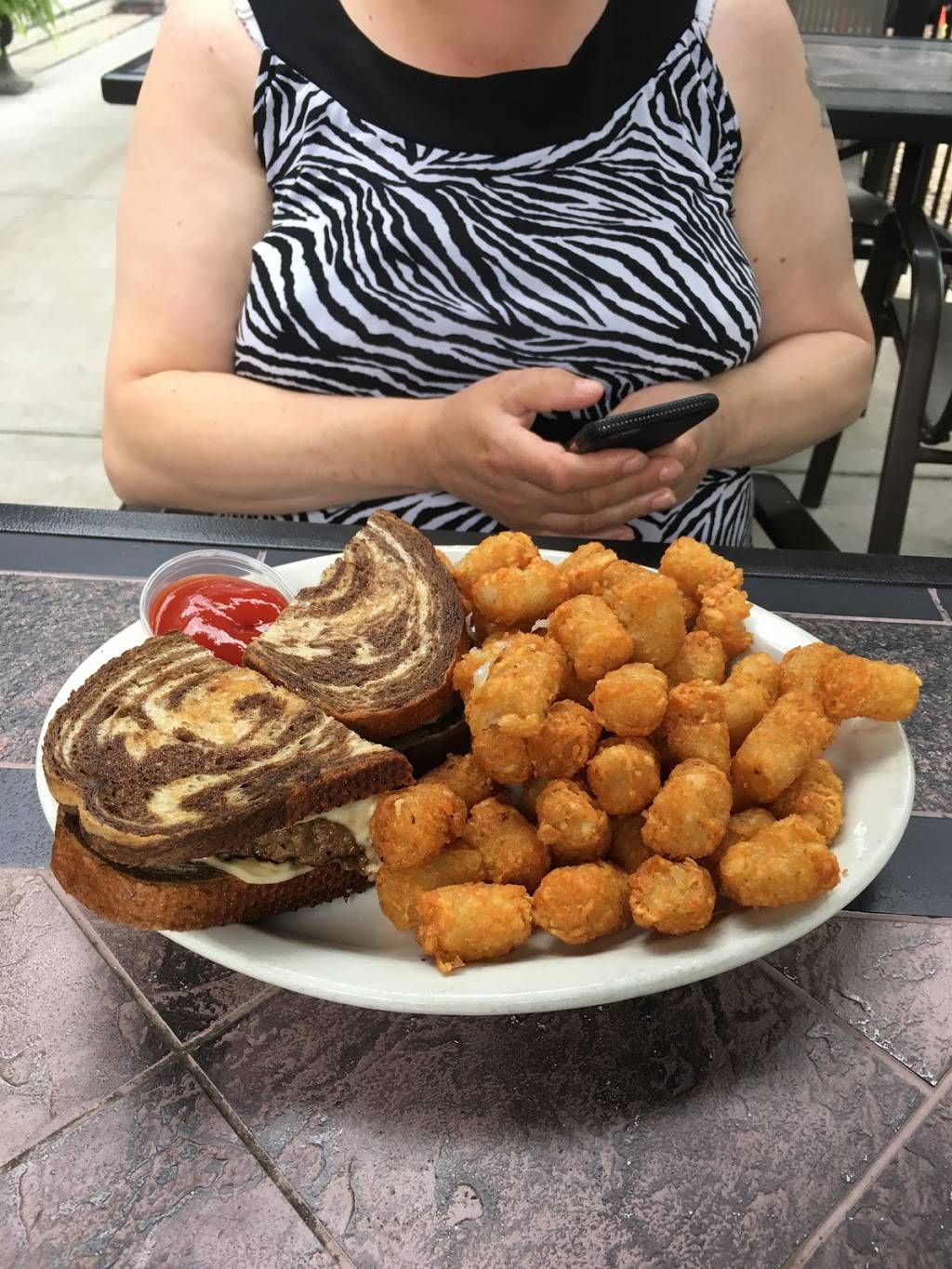 Mike & Denises Pizzeria & Pub | restaurant | 728 E Veterans Pkwy, Yorkville, IL 60560, USA | 6308829072 OR +1 630-882-9072