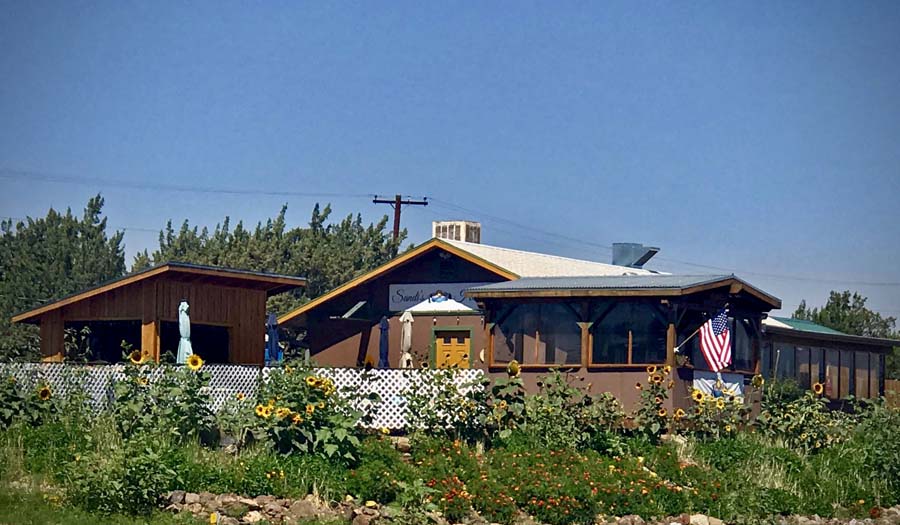 Sandis Hideaway | restaurant | 1896 Silver Lake Blvd, White Mountain Lakes Estates, AZ 85912, USA | 9285327499 OR +1 928-532-7499