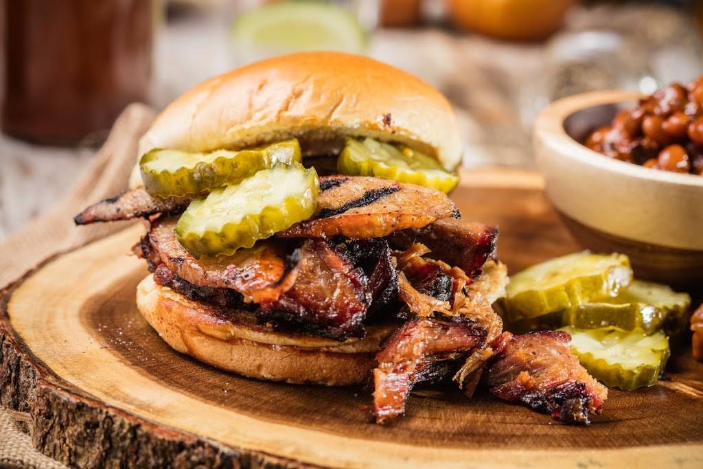 Famous Daves Bar-B-Que | restaurant | 2131 Snelling Ave N, Roseville, MN 55113, USA | 6516334800 OR +1 651-633-4800
