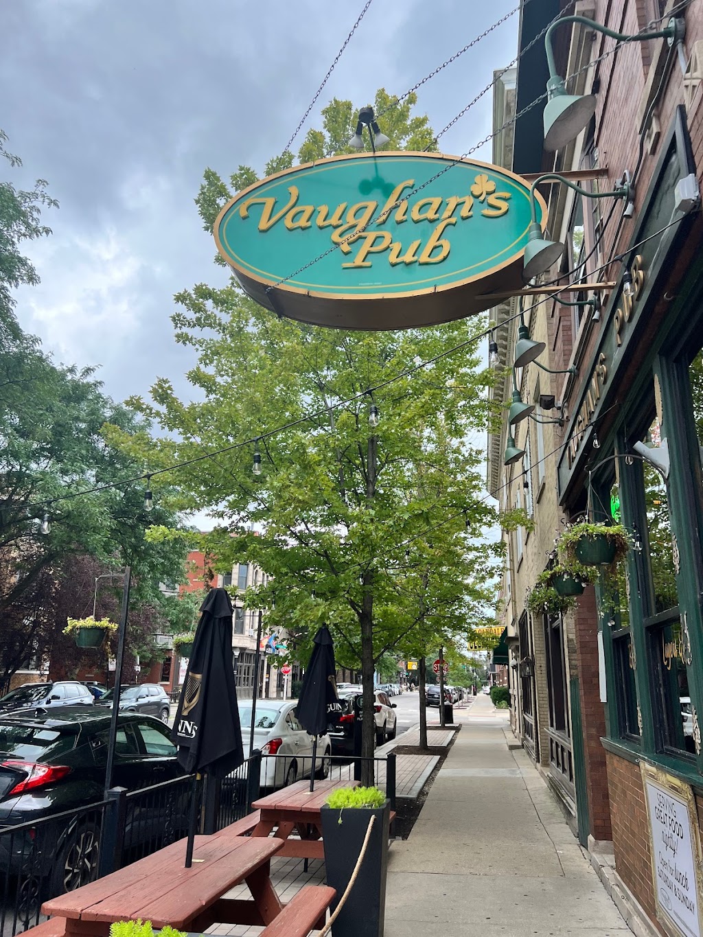 Vaughans Pub | restaurant | 2917 N Sheffield Ave, Chicago, IL 60657, USA | 7732818188 OR +1 773-281-8188