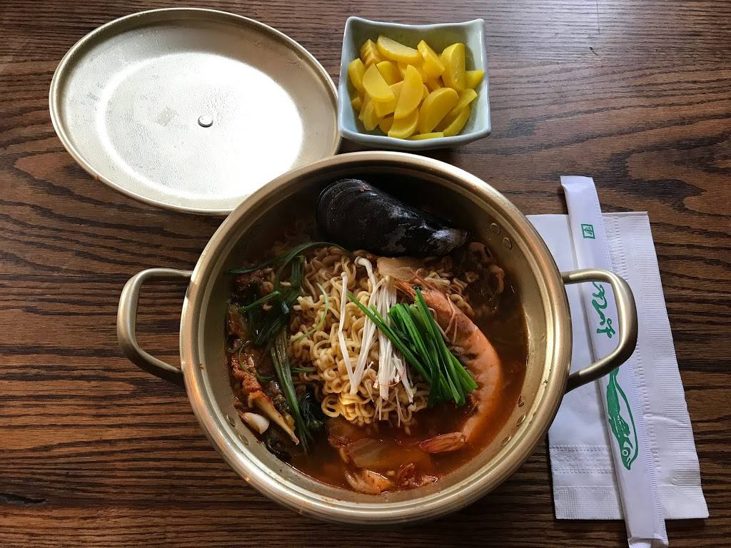 Gomi Korean Wine Bar | restaurant | 186 Avenue A, New York, NY 10009, USA | 6467070707 OR +1 646-707-0707