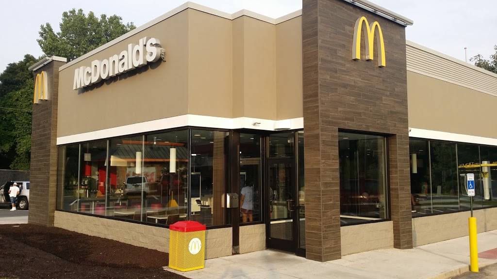 McDonalds | cafe | 2 Lake Ave, Danbury, CT 06810, USA | 2037780102 OR +1 203-778-0102