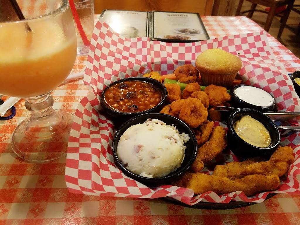 Famous Daves Bar-B-Que | restaurant | 5077 S 27th St, Greenfield, WI 53221, USA | 4147271940 OR +1 414-727-1940